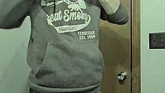 バスルームで大きなチンポと裸になる