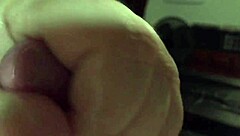 Пухлая жена дрочит хуй, сосет и глотает сперму!