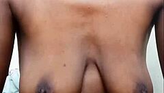 濡れたマンコを指で弄られてバレちゃった😳