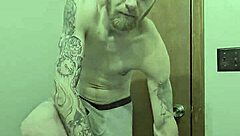 バスルームで大きなチンポと裸になる