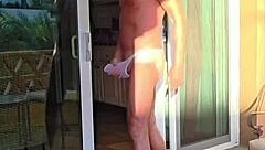 Sapık adam balkonda tanga germemi beğendin mi diyor?