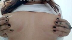 acariciando mis tetas pequenas