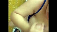 Le chupo la polla a mi marido hasta que se corre en mí, qué rico me cogí, me encanta esta lencería azul, mamada casera y perrito