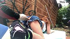 Sextoy in haar kut buiten als een pop neuken.