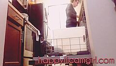 高挑妹子无视你厨房打扫！女巨人摄像头调教