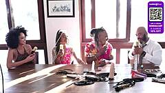 Zwart koppel stapt in porno in sheer rode outfits!