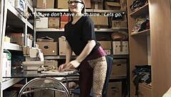 투명한 점심 타임 레즈 딜도 놀이랑 치열한 보지 핥기로 야생