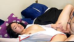 Hey, selepas parti aku pancut cumshot pada muka rakan sebilik kecil comel 18+