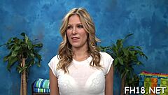 Söt ung tjej blir oljad upp för Nuru-massage som leder till grov fitta-knull