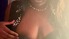 아름다운 아가씨 솔로 캐스팅에서 예쁜 보지 드러냄