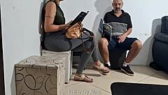 Hän huomaa kukon välähdyksen hammaslääkärin odotushuoneessa, koskee sitä, sitten kumartuu imuun, creampie:hin, koiratyyliseen ja pillun sukellukseen työssä