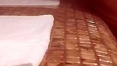 Esposa latina amateur se folla duro en la sauna con gemidos, orgasmo rápido y paja