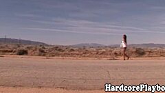 太陽の下でアウトドア美女がチンポをフェラしながら激しくセックス