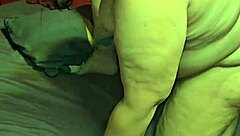 밀프 은밀하게 큰 딜도 즐기기