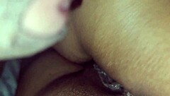 La historia avanza con un hombre admirando las curvas de su esposa mexicana.