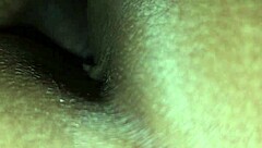 La historia avanza con un hombre admirando las curvas de su esposa mexicana.