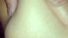 La historia avanza con un hombre admirando las curvas de su esposa mexicana.