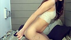 Gostosa insinúa dedeo juguetón en la veranda para paja teen