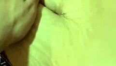 어... 그녀의 깊은 배꼽 손으로 탐험하는 거 너무 좋아, 아름답고 섹시해...