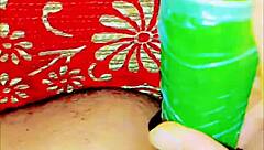 귀여운 이국적 노예가 집에서 오이로 섹스 탐험