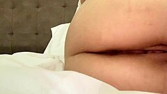 Závislá na sexu! Bílá horká holka z Kalifornie se divoce masturbuje na posteli s dildem a vibrátorem až stříká v intenzivním orgasmu!