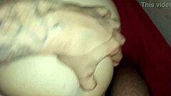 cheguei cansado do trabalho e encontro minha novinha pelada e empinadinha me esperando de 4. meti a vara com for�a nessa putinha e enchi de tapa a rabuda e de muito leitinho