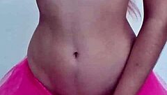 ほら、セックス妖精よ、その曲線美ペティート18+ボディで誘惑して、お尻を叩く準備はいい？