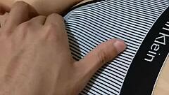 Eh... me encanta explorar su ombligo profundo con las manos, es tan bello y sexy...