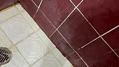 Casual al baño a mear tal como pidió mi sugar daddy