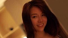 ジェナ・ダマヤ、インドネシアのメイドがビキニで歩いてアクション準備