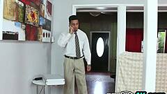 Adolescente rubia 18+ castigada montando coño afeitado en polla en garaje estilo vaquera