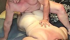 犬スタイル突きでミルフのきついマンコに大量中出しフィニッシュ