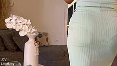 El travesti llega al clímax intenso y eyacula directo en vaso para mostrarlo