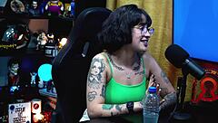 マルティナ・オリベラが屋外パブリックポッドキャストインタビューで2レアルか謎のギフトを提供。ティーン18+ゲストと小屋でチャット。