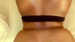 ああ、かがんでデカチンポをバックで受け止める