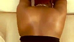 ああ、かがんでデカチンポをバックで受け止める