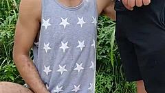 Ei, Essa Amadora Chupou o Pau Grande do Fazendeiro no Meio da Estrada Enquanto o Amigo Filmava Tudo