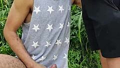 Hey, babe amatur ini hisap kontol petani yang besar di tengah jalan sementara kawannya rakam semuanya