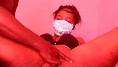 なぜ剃毛マンコを指とディルドで弄んで中出しオーガズムまでイカせるの？ウェブカムで