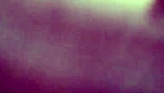 Squirting múltiple en boca de amiga, insinuando creampies infinitos en coño afeitado apretado