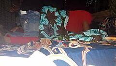 Gündelik hikayede bu ıslak am köpek stili dev canavar yarrakla sert vuruşlarla sikiliyor