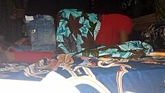 Gündelik hikayede bu ıslak am köpek stili dev canavar yarrakla sert vuruşlarla sikiliyor