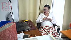 Setiausaha lingerie guna dildo pada cam tersembunyi pejabat