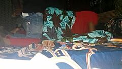 Gündelik hikayede bu ıslak am köpek stili dev canavar yarrakla sert vuruşlarla sikiliyor