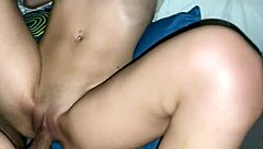 Me cansé de ver a la novia de mi amigo acostada y me la follé duro hasta correrme 😈