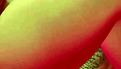 Macho kongkek pelacur dia kuat dan buat dia mengerang keseronokan sambil tebuk tanpa henti