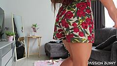 隣の女の子がデートナイトのドレスとヒールを試着してアドバイス求める