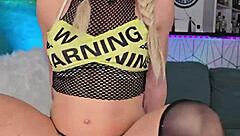 Como esposa, me lanzo a sesiones salvajes con dildos BBC enormes, sintiéndome diosa guarra cada vez