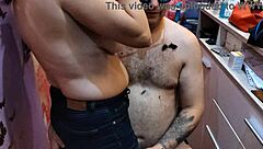 ¡Guau, esa peluquera tiene tetas naturales perfectas, no lo crees!