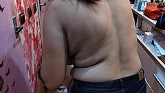 ¡Guau, esa peluquera tiene tetas naturales perfectas, no lo crees!